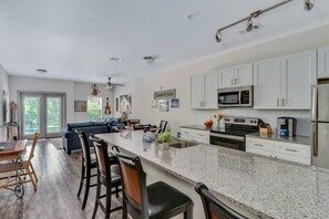 Fridge, microwave, oven, stovetop - Exchange at Cameron Harbor in Downtown Chattanooga (Chattanooga)