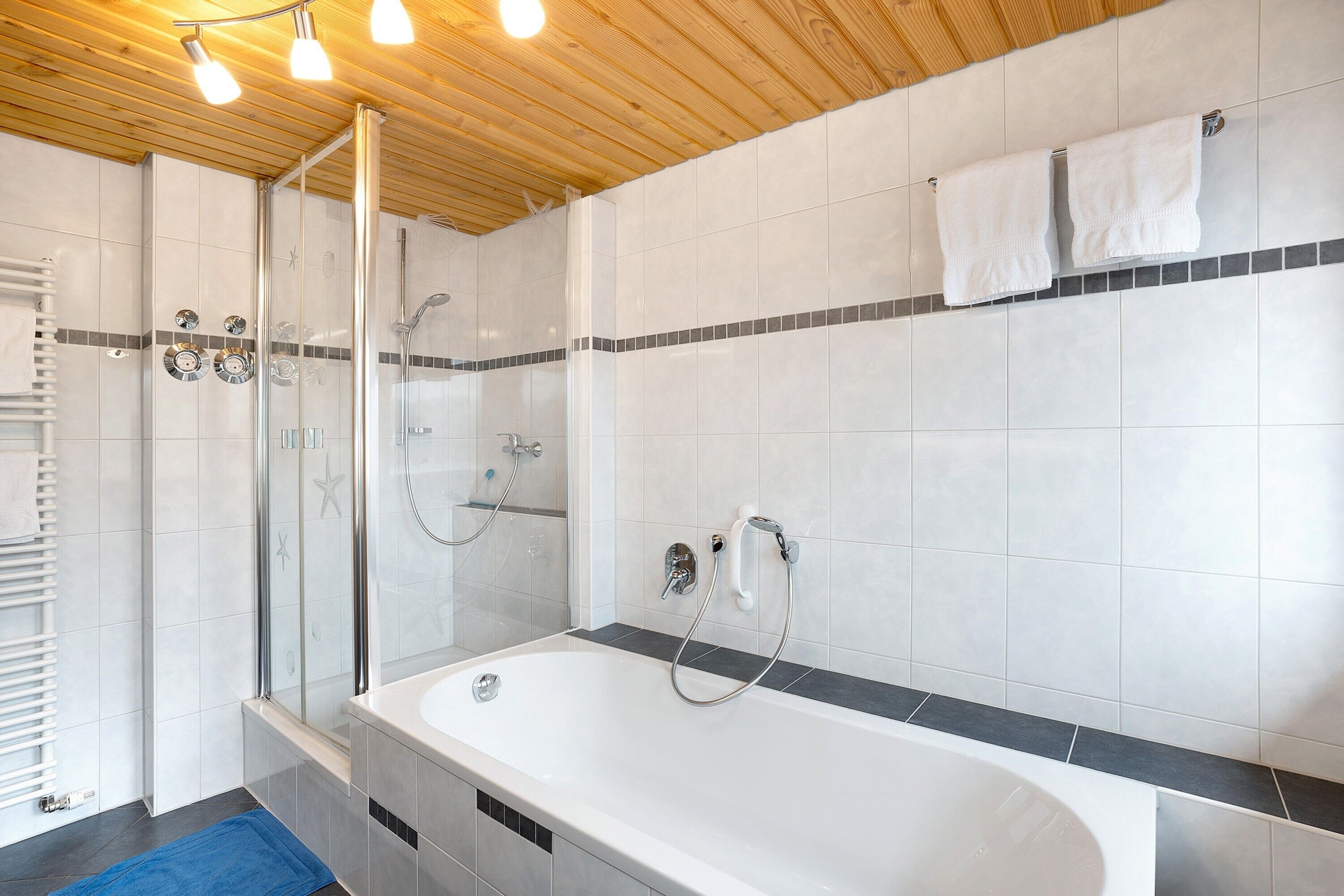 Ducha, artículos de tocador gratuitos, toallas
