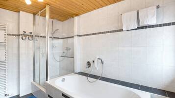 Ducha, artículos de tocador gratuitos, toallas