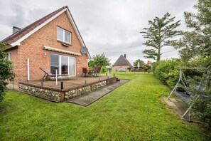 Outdoor dining - Holiday Apartment "Lichtblick" with Private Terrace, Garden & Wi-Fi (Grömitz)