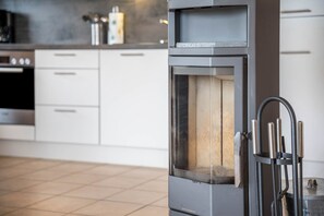 Fridge, microwave, oven, stovetop - Holiday Apartment "Lichtblick" with Private Terrace, Garden & Wi-Fi (Grömitz)