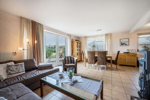 TV, fireplace, DVD player, stereo - Holiday Apartment "Lichtblick" with Private Terrace, Garden & Wi-Fi (Grömitz)