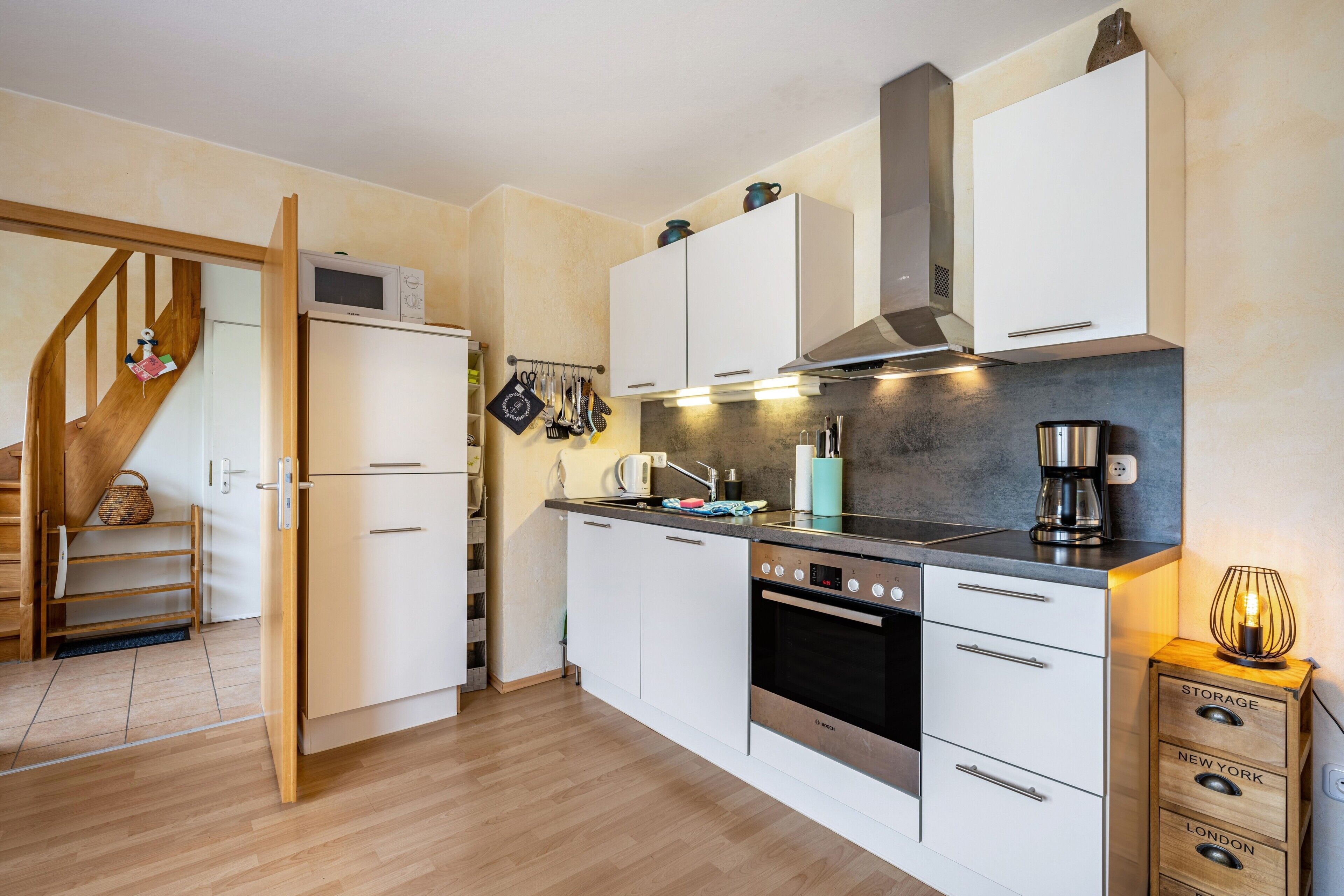 Frigorífico, microondas, horno y placa de cocina