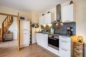 Fridge, microwave, oven, stovetop - Sustainable Holiday Apartment "Meeresbrise" with Private Terrace, Garden, Wi-Fi & EV Charger (Grömitz)