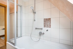 Suihku, hiustenkuivaaja, pyyhkeet