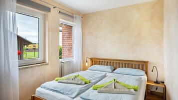 2 bedrooms, iron/ironing board, free WiFi, bed sheets