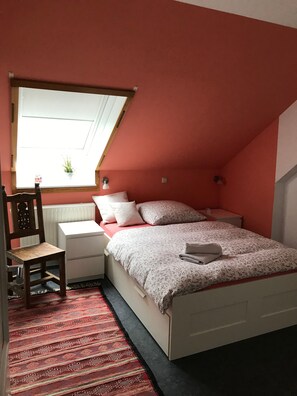 3 habitaciones, escritorio, tabla de planchar con plancha y wifi gratis 