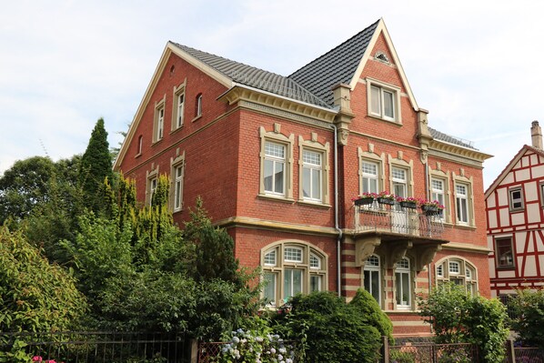 Exterior - Apartment 'Ferienwohnung Mandelblüte' with Mountain View and Wi-Fi (Schotten)