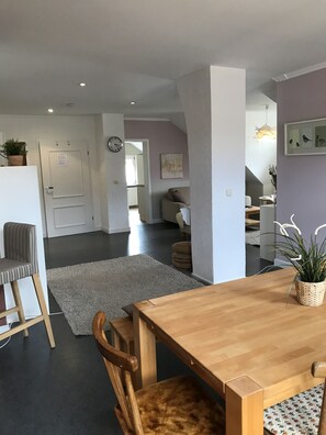 Interior - Apartment 'Ferienwohnung Mandelblüte' with Mountain View and Wi-Fi (Schotten)