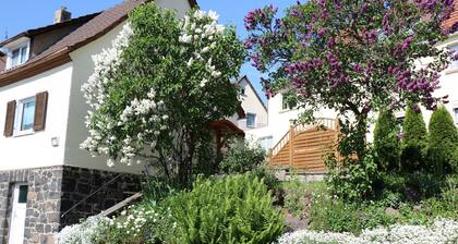 Ferienhaus 'Ferienhaus Apfelblüte' mit Bergblick, privater Terrasse und WLAN