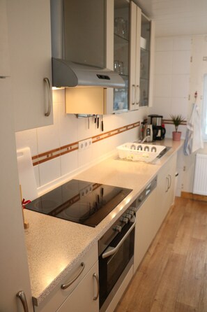 Fridge, microwave, oven, stovetop - Holiday Home 'Ferienhaus Apfelblüte' with Mountain View, Private Terrace and Wi-Fi (Schotten)