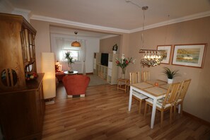 Interior - Holiday Home 'Ferienhaus Apfelblüte' with Mountain View, Private Terrace and Wi-Fi (Schotten)