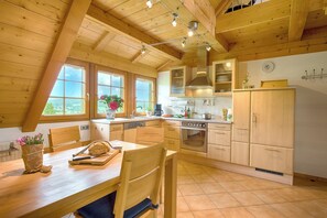 Jääkaappi, uuni, liesi, astianpesukone