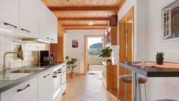 Een koelkast, een magnetron, een oven, een kookplaat