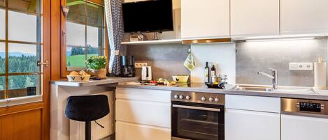 Fridge, oven, stovetop, dishwasher