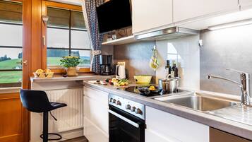 Een koelkast, een oven, een kookplaat, een vaatwasser