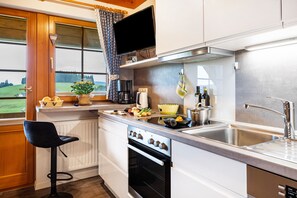 Frigorifero, forno, piano cottura, lavastoviglie