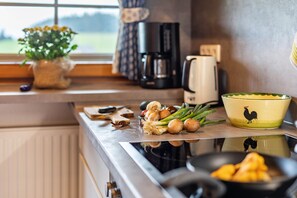 Jääkaappi, uuni, liesi, astianpesukone