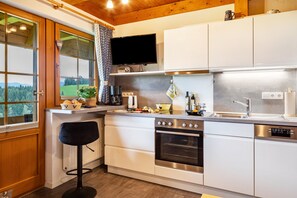 Frigorífico, horno, placa de cocina y lavavajillas