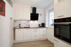 Kühlschrank, Mikrowelle, Ofen, Herdplatte