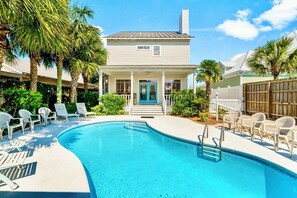 Utendørsbasseng og et oppvarmet basseng