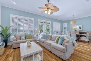 Smart-TV, DVD-spiller og bøker