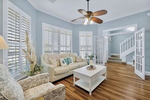 Smart-TV, DVD-spiller og bøker