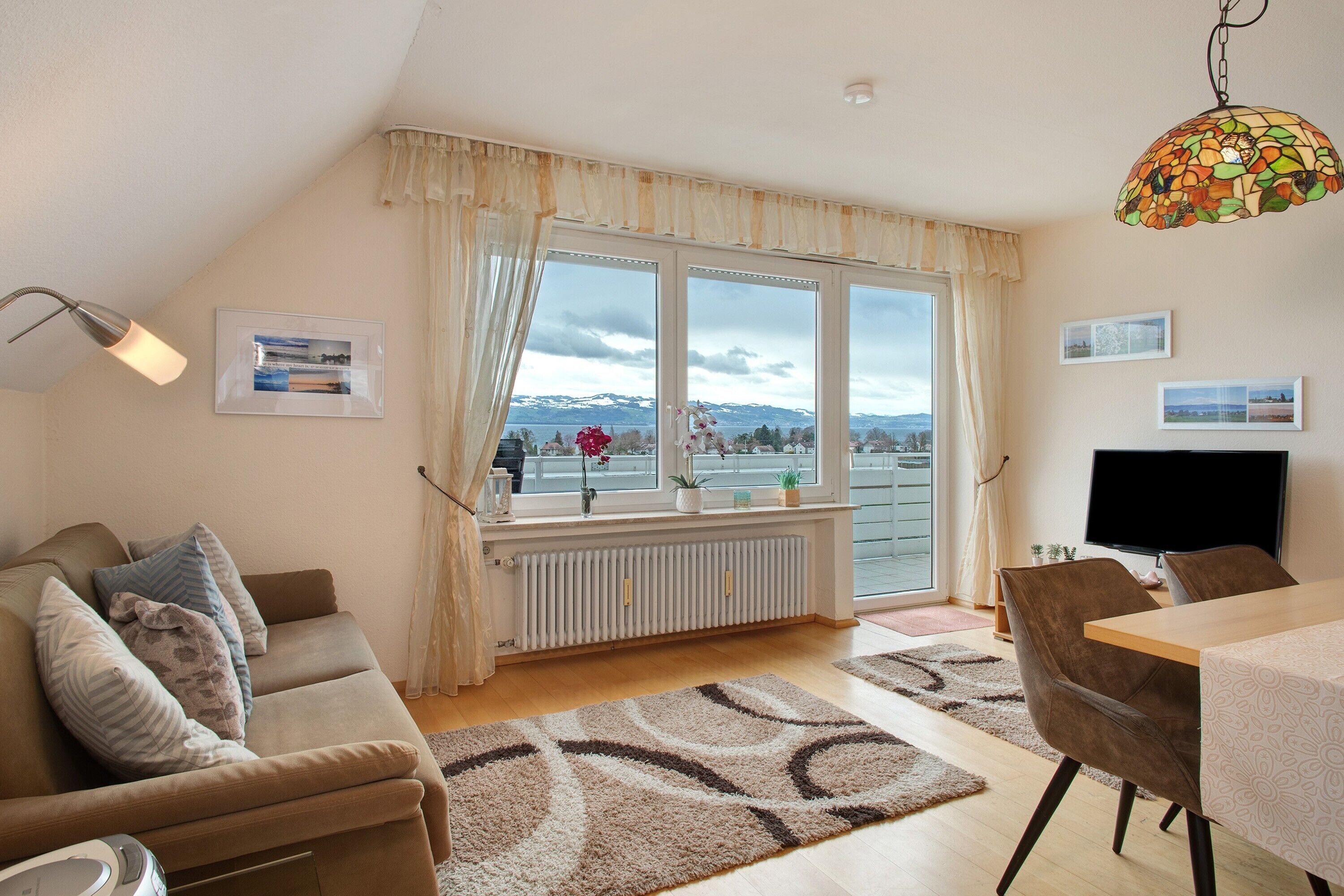 Fernseher, Tischtennisplatte, Stereoanlage