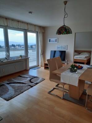 1 slaapkamer, een strijkplank/strijkijzer, gratis wifi, beddengoed