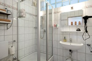 Dusche, Haartrockner, Handtücher