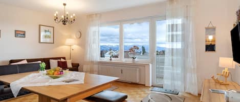 TV, ping pong, stereo