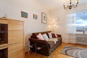 Fernseher, Tischtennisplatte, Stereoanlage