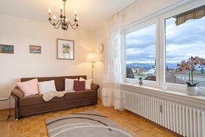 Fernseher, Tischtennisplatte, Stereoanlage