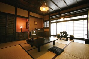 エコノミールーム | 羽毛の掛け布団、WiFi (無料)、ベッドシーツ