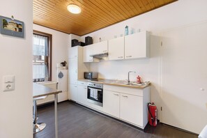 Fridge, oven, stovetop, coffee/tea maker