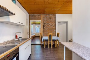 Fridge, oven, stovetop, coffee/tea maker