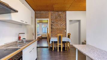 Fridge, oven, stovetop, coffee/tea maker