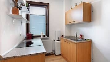 KĂŒhlschrank, Mikrowelle, Ofen, Herdplatte