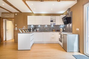 Fridge, oven, stovetop, dishwasher - Apartment "Lang" with Mountain View, Balcony and Wi-Fi (Kressbronn am Bodensee)