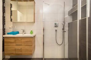 Dusche, Haartrockner, Handtücher