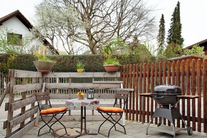 Outdoor dining - Studio Apartment 'Wo München Am Schönsten Ist' with Shared Terrace and Wi-Fi (Grünwald)