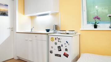 Réfrigérateur, plaque de cuisson, bouilloire électrique