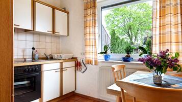 Een koelkast, een magnetron, een oven, een kookplaat