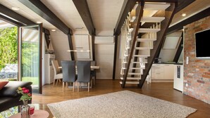 Un interior moderno con comedor, escalera y cocina.