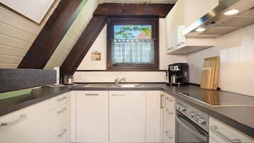 Een koelkast, een oven, een kookplaat, een vaatwasser