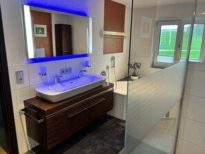 Shower, hair dryer, towels - Holiday Home 'Ferienhaus Frank Grieser' with Mountain View, Private Terrace and Wi-Fi (Hopferau)