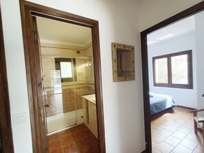 3 bedrooms, iron/ironing board, internet, bed sheets