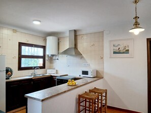 Fridge, microwave, coffee/tea maker, toaster - House with pool near the beach of Riells. HUTG-073666 (l'Escala)