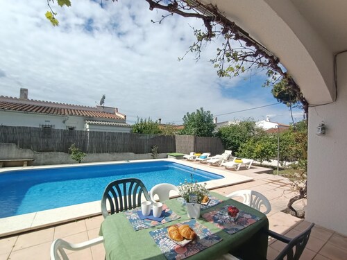 House with pool near the beach of Riells. HUTG-073666