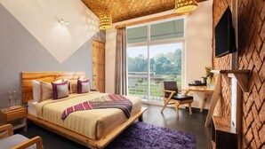 Ein modernes Schlafzimmer mit einem großen Bett, einem Holz-Kopfteil, einem Schreibtisch und einem an der Wand befestigten Fernseher.